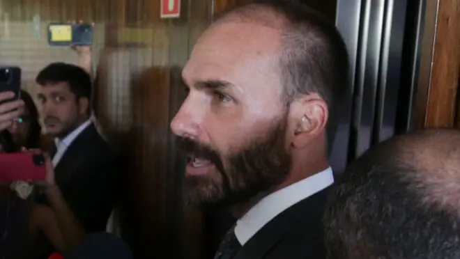 Eduardo chama prisão de Jair de "tortura" e tentativa de "matá-lo"