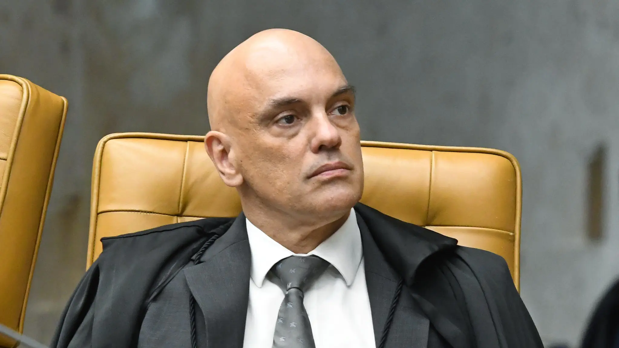 Moraes determinou que a defesa de Bolsonaro se manifeste em 24h sobre violação da tornozeleira eletrônica.