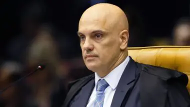 prisão de bolsonaro O ministro do STF Alexandre de Moraes classificou como "iniciativas patéticas" as atitudes de Eduardo e Flávio, filhos de Jair Bolsonaro.