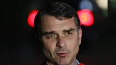 O senador Flávio Bolsonaro diz que não acredita em tentativa de fuga de Jair Bolsonaro ao tentar violar tornozeleira eletrônica.