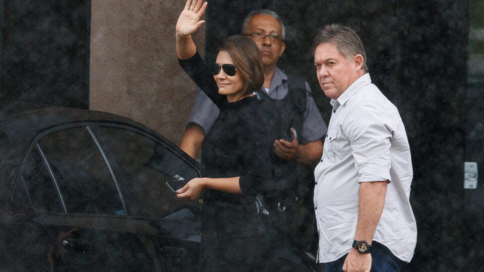 Moraes autoriza nova visita de Michelle a Bolsonaro após início da condenação