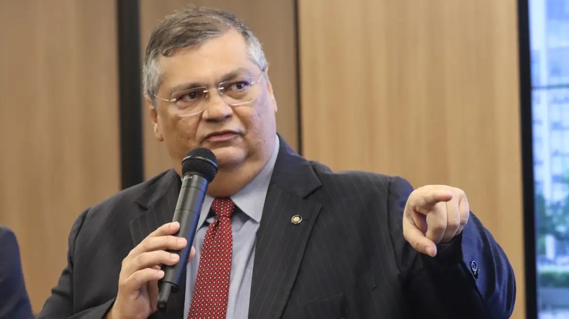 Dino sugere que vigília para Bolsonaro poderia “repetir condutas” do 8 de janeiro