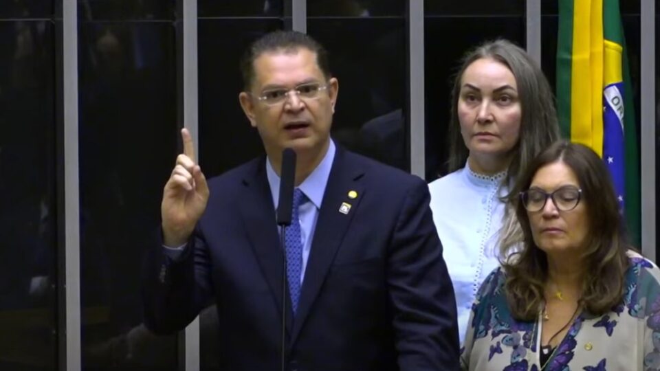 Decisão de Moraes cassar Carla Zambelli é “usurpação”, diz Sóstenes