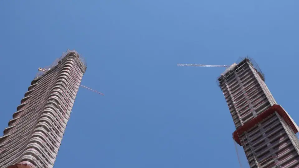 O rooftop do prédio mais alto de Goiás transforma o último andar em espaço de convivência elevada, com lazer exclusivo e visão ampla do Centro-Oeste.