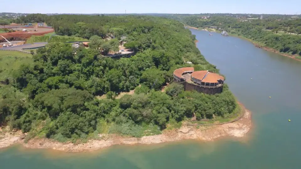 O Espaço das Américas foi erguido em um dos cenários mais emblemáticos de Foz do Iguaçu (PR).