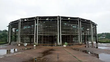 Criado para ser símbolo continental, o Espaço das Américas tornou-se uma estrutura isolada, tomada pelo desgaste e pela erosão do tempo.