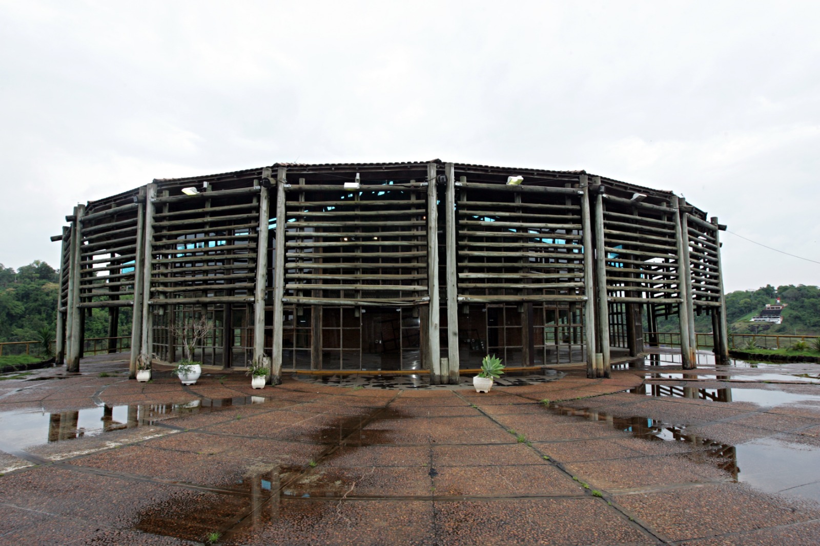 Criado para ser símbolo continental, o Espaço das Américas tornou-se uma estrutura isolada, tomada pelo desgaste e pela erosão do tempo.