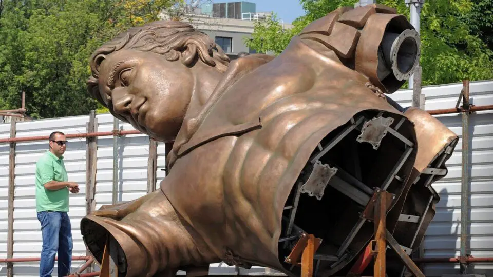Montagem da estátua de Alexandre Magno em Skopje, Macedônia, em 2011: império consolidado por ele se desfez.