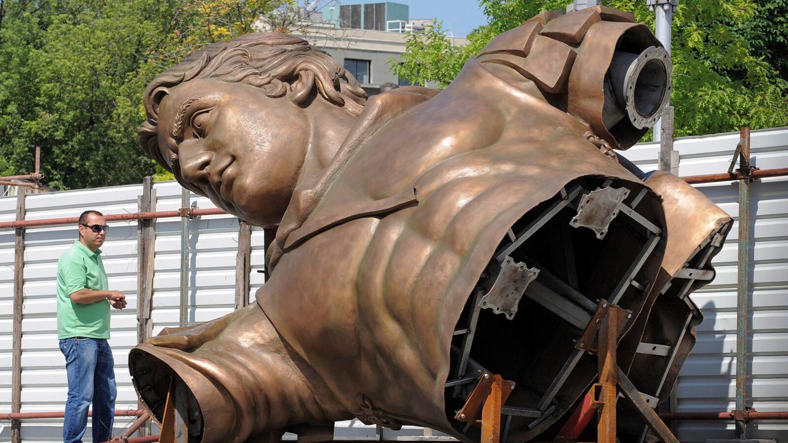 Montagem da estátua de Alexandre Magno em Skopje, Macedônia, em 2011: império consolidado por ele se desfez.