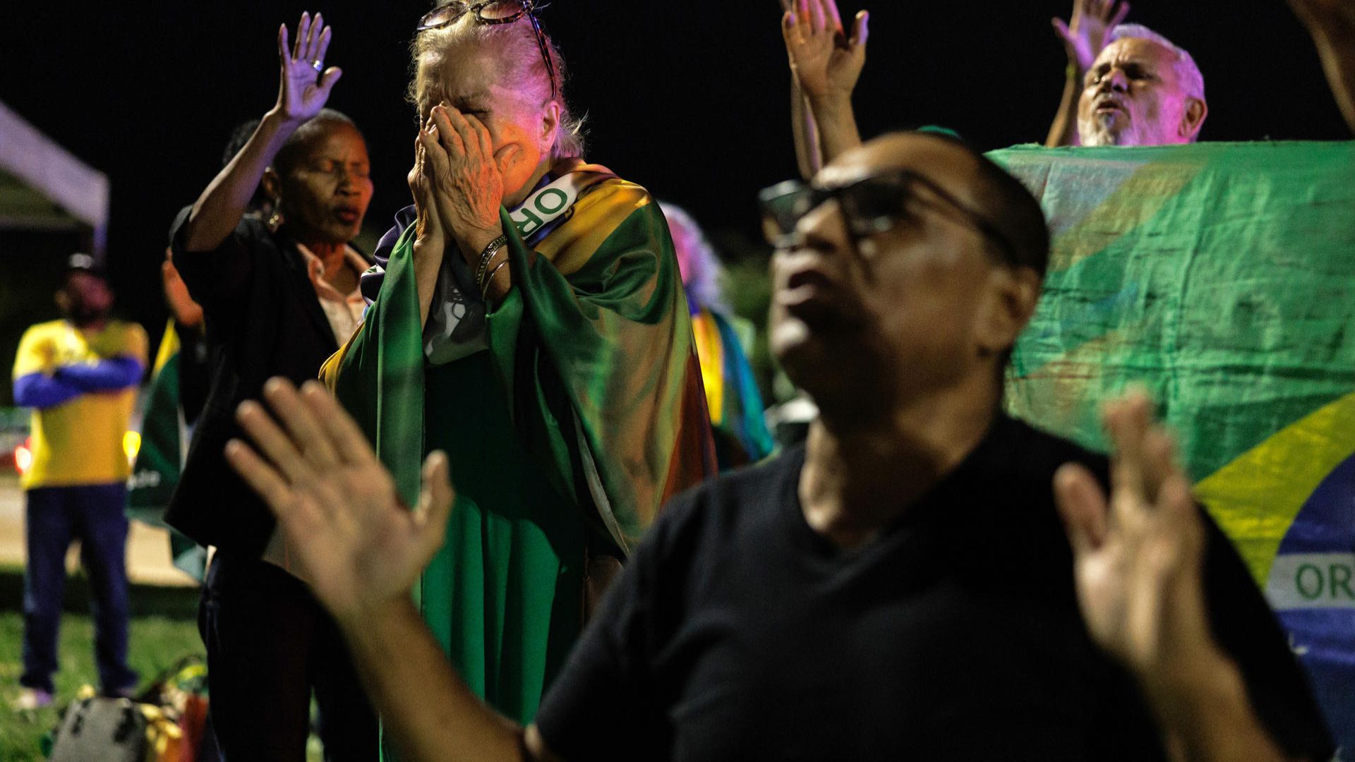 Apoiadores de Bolsonaro rezam em frente à sede da PF em Brasília: sem ironia, admiro a fé dessas pessoas.