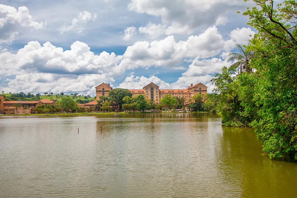 As águas minerais de Araxá emergem de uma cratera vulcânica única, formando um dos sistemas termais mais potentes do país.
