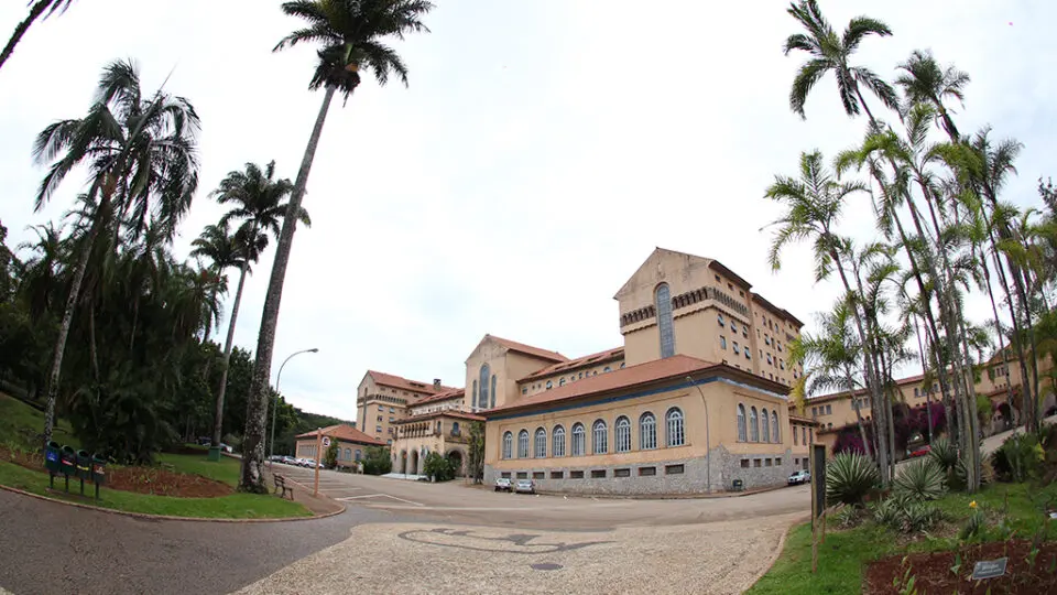 O Grande Hotel Termas de Araxá preserva o luxo histórico que transformou a cidade em referência nacional em turismo termal.