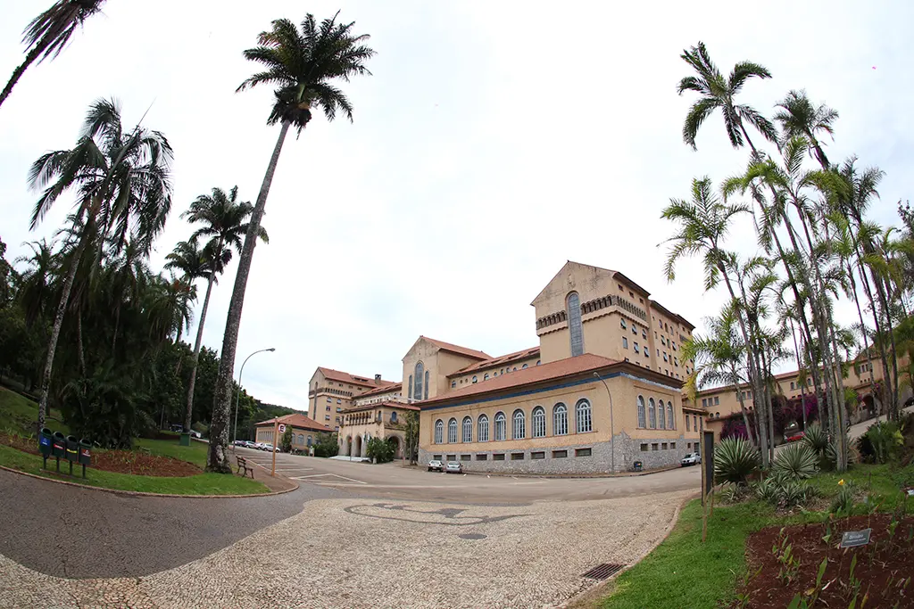 O Grande Hotel Termas de Araxá preserva o luxo histórico que transformou a cidade em referência nacional em turismo termal.