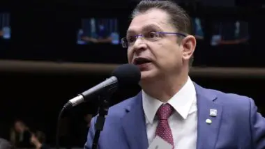 Estratégia: Sóstenes Cavalcante, em discurso no plenário da Câmara. O líder do PL na Casa diz que a ocorrência de Moraes deve iniciar denúncias em todas as embaixadas de Brasília.