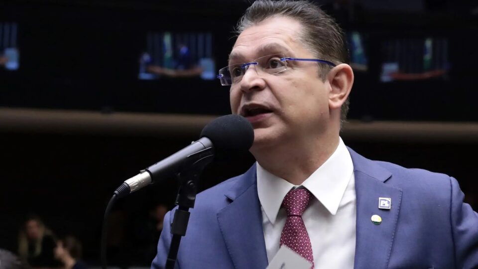 ​Sóstenes diz que reação a Moraes começará com denúncias em embaixadas
