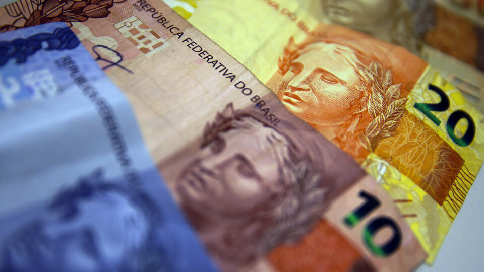 Arrecadação federal atinge recorde: R$ 2,4 trilhões; IOF é destaque entre tributos