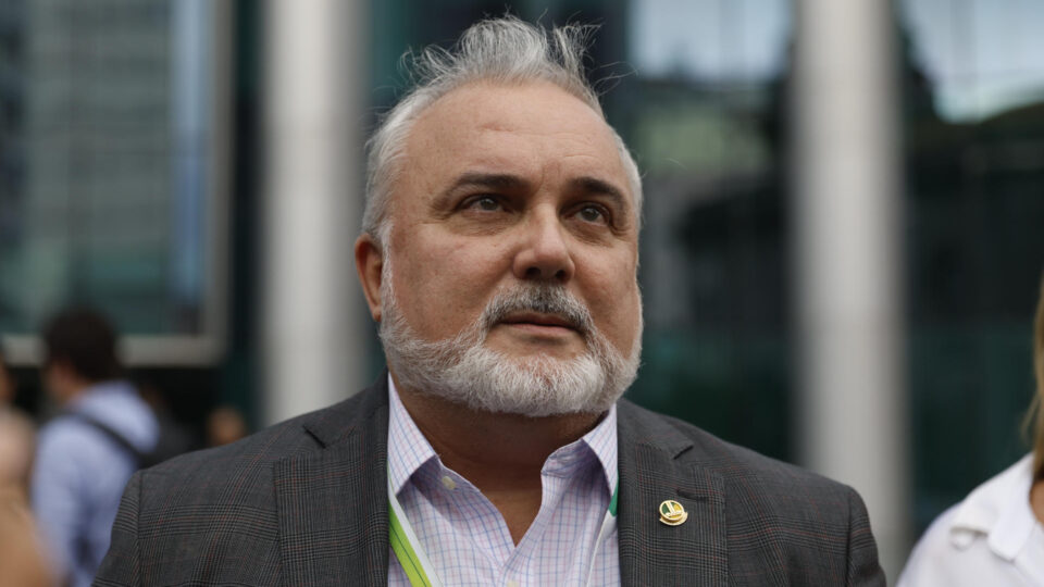 Ex-presidente da Petrobras deixa o PT e culpa “intrigas palacianas”