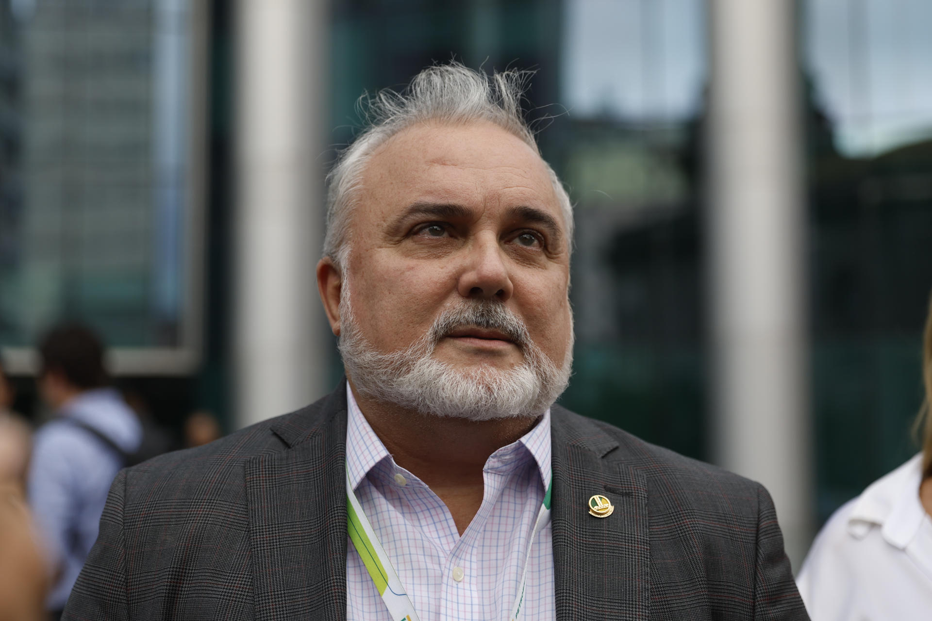 Ex-presidente da Petrobras sai do PT e culpa “intrigas palacianas”.