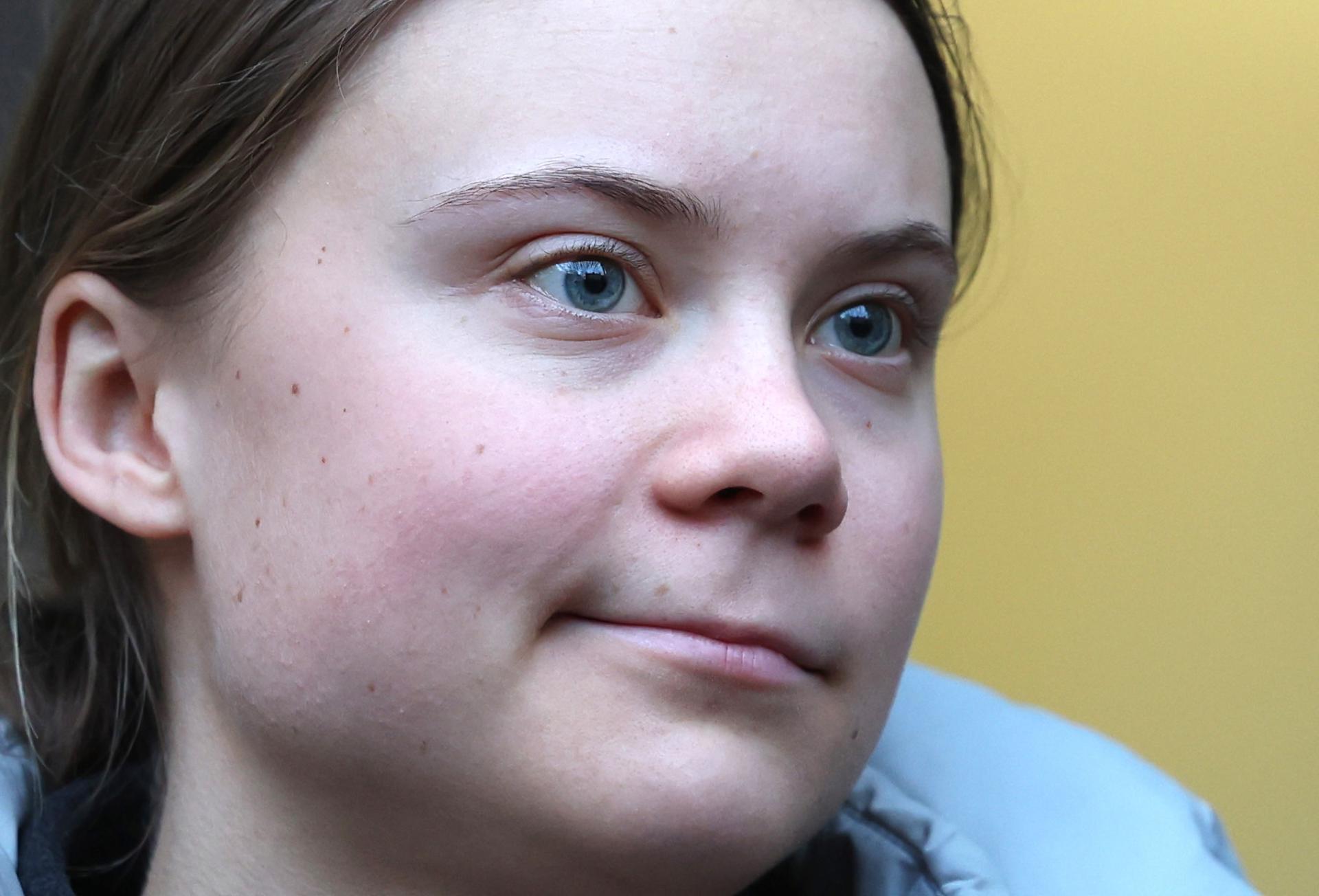 Greta Thunberg é expulsa de Veneza por pintar canal Greta Thunberg é expulsa de Veneza por pintar canal