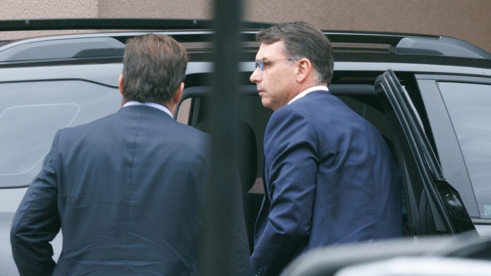Flávio diz que o pai está “inconformado” com a prisão e possível proibição de refeições levadas a ele na PF