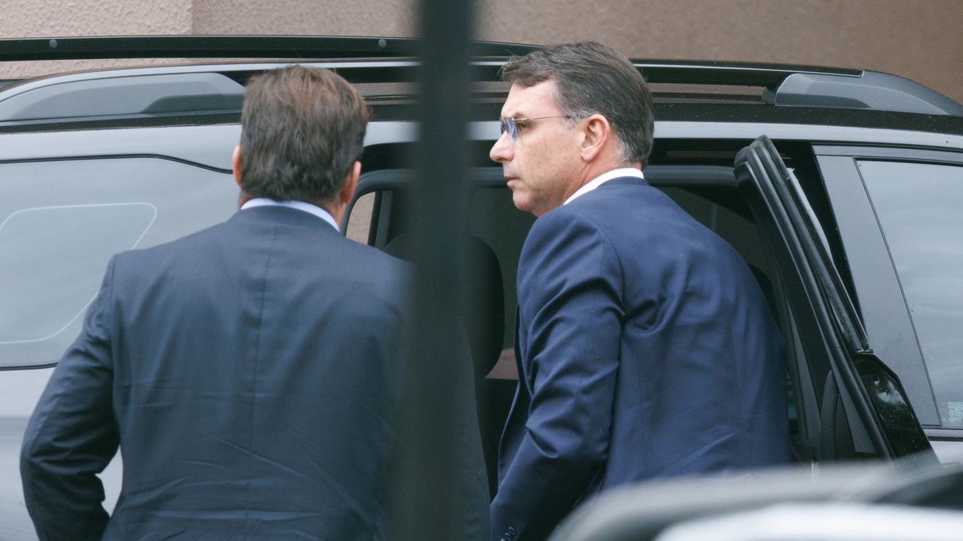 Flávio diz que Bolsonaro está “inconformado” com a prisão por suposta fuga