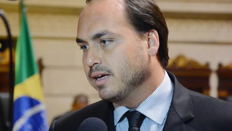 Carlos diz que há ação orquestrada para devastar a saúde emocional de Bolsonaro