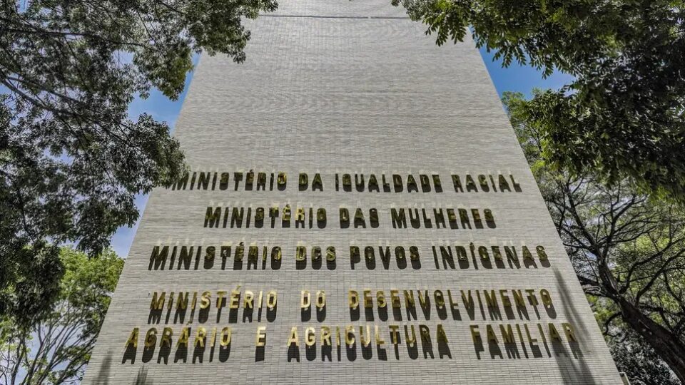 Incêndio atinge prédio do Ministério da Igualdade Racial após explosão de subestação