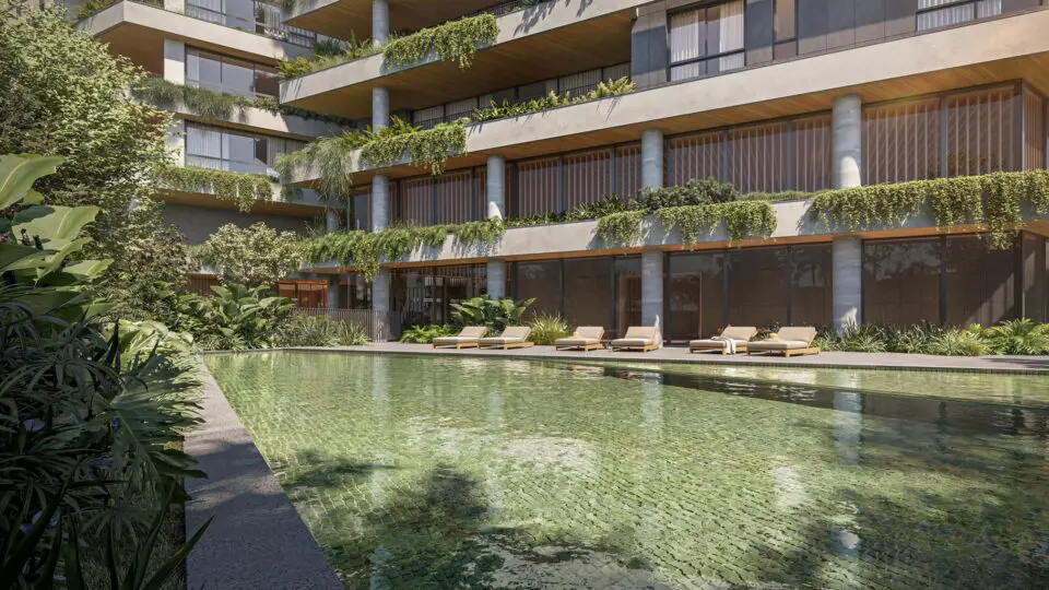 A piscina inserida no paisagismo reforça a conexão com a natureza e o bem-estar.