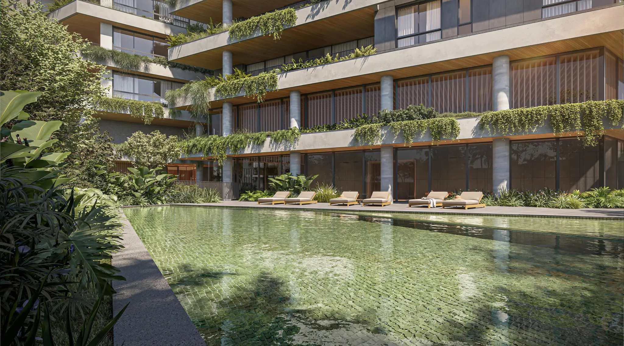 A piscina inserida no paisagismo reforça a conexão com a natureza e o bem-estar.