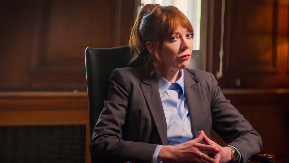 “A Vida por Philomena Cunk” marca o retorno da repórter estúpida da BBC na Netflix