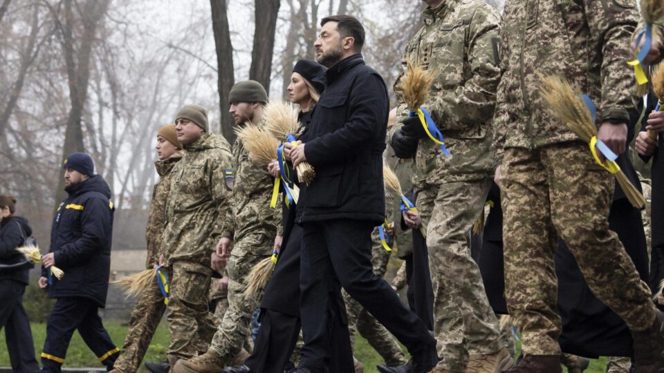 Trumpov mirovni načrt za Ukrajino sprožil burne odzive, Zelenski morda odpotuje v ZDA