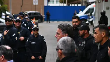 Repercussão: Jair Bolsonaro escoltado por policiais. Direita reage a trânsito em julgado contra ex-presidente.