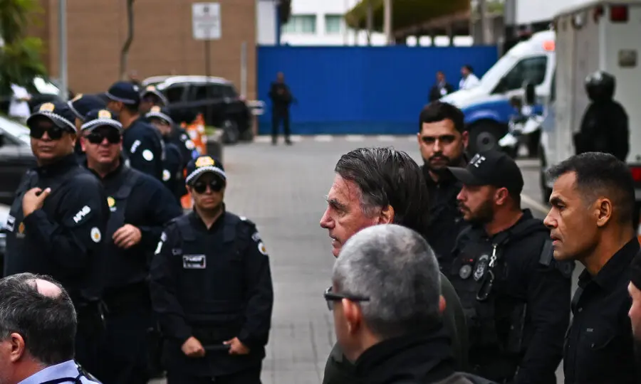 Repercussão: Jair Bolsonaro escoltado por policiais. Direita reage a trânsito em julgado contra ex-presidente.