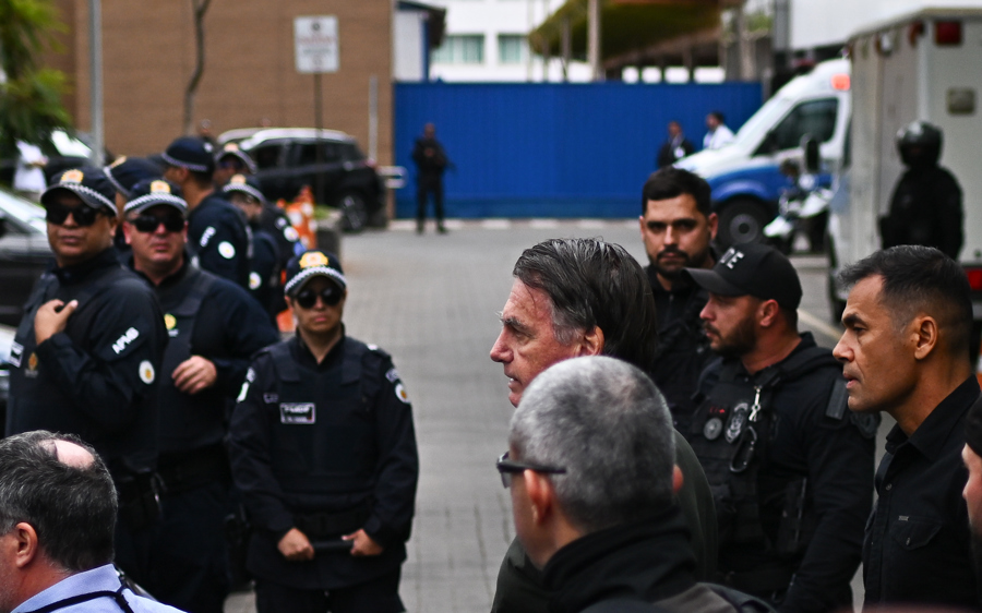 Repercussão: Jair Bolsonaro escoltado por policiais. Direita reage a trânsito em julgado contra ex-presidente.