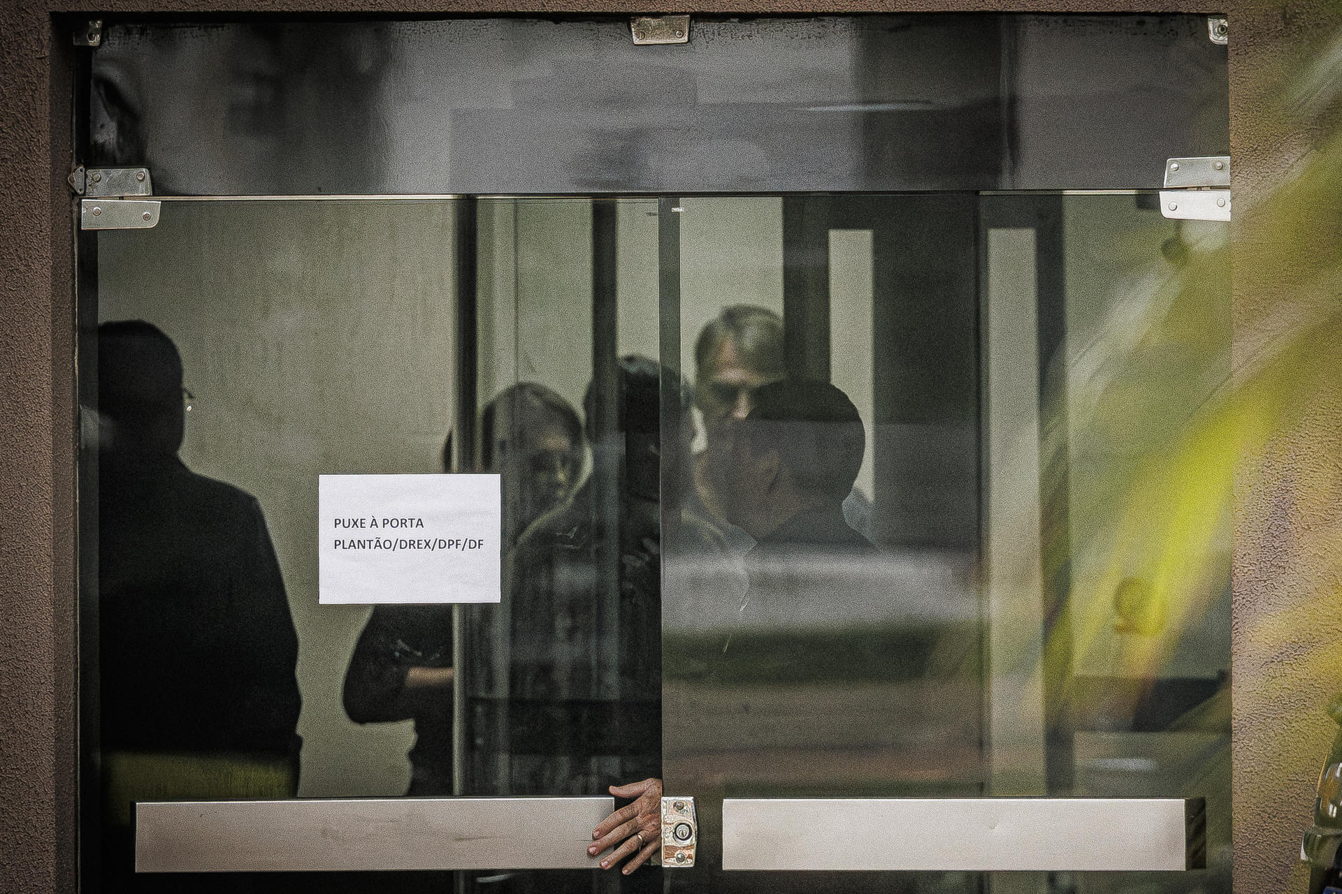 O ex-presidente Jair Bolsonaro na Superintendência da Polícia Federal em Brasília, no domingo (23).