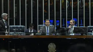 Senado impõe derrota ao governo Lula e aprova “pauta-bomba”