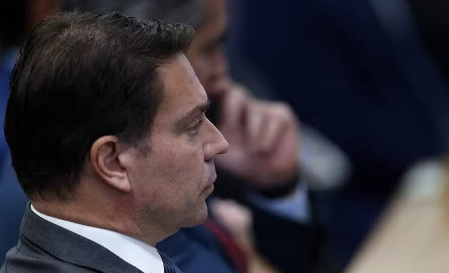 Com Ramagem foragido, Motta decide proibir deputados de votarem no Exterior