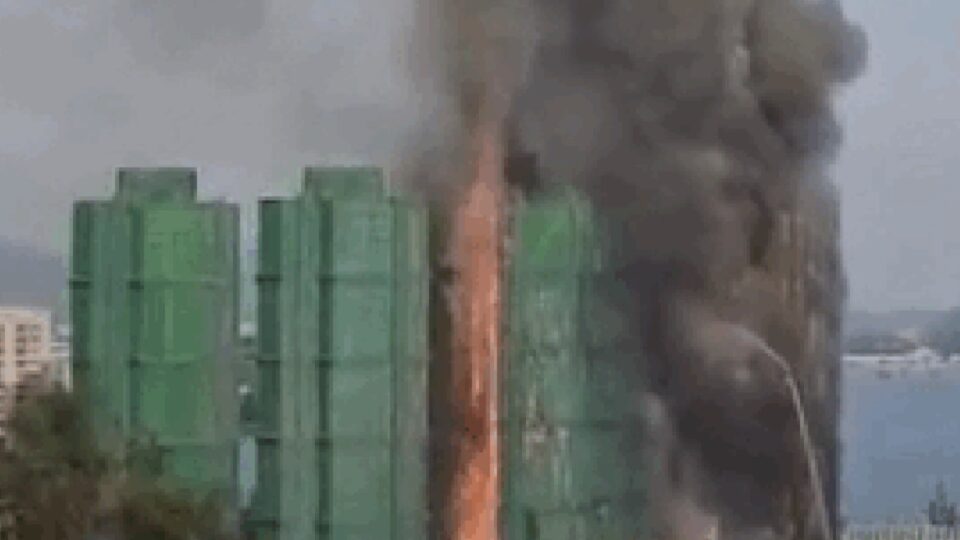 ​Grande incêndio atinge complexo de arranha-céus e deixa mais de 40 mortos em Hong Kong
