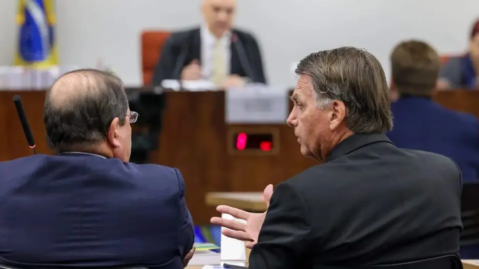 Núcleo 1: Jair Bolsonaro, seu advogado, Celso Vilardi e, ao fundo, o ministro Alexandre de Moraes. O ministro determinou nova audiência de custódia de Jair Bolsonaro.