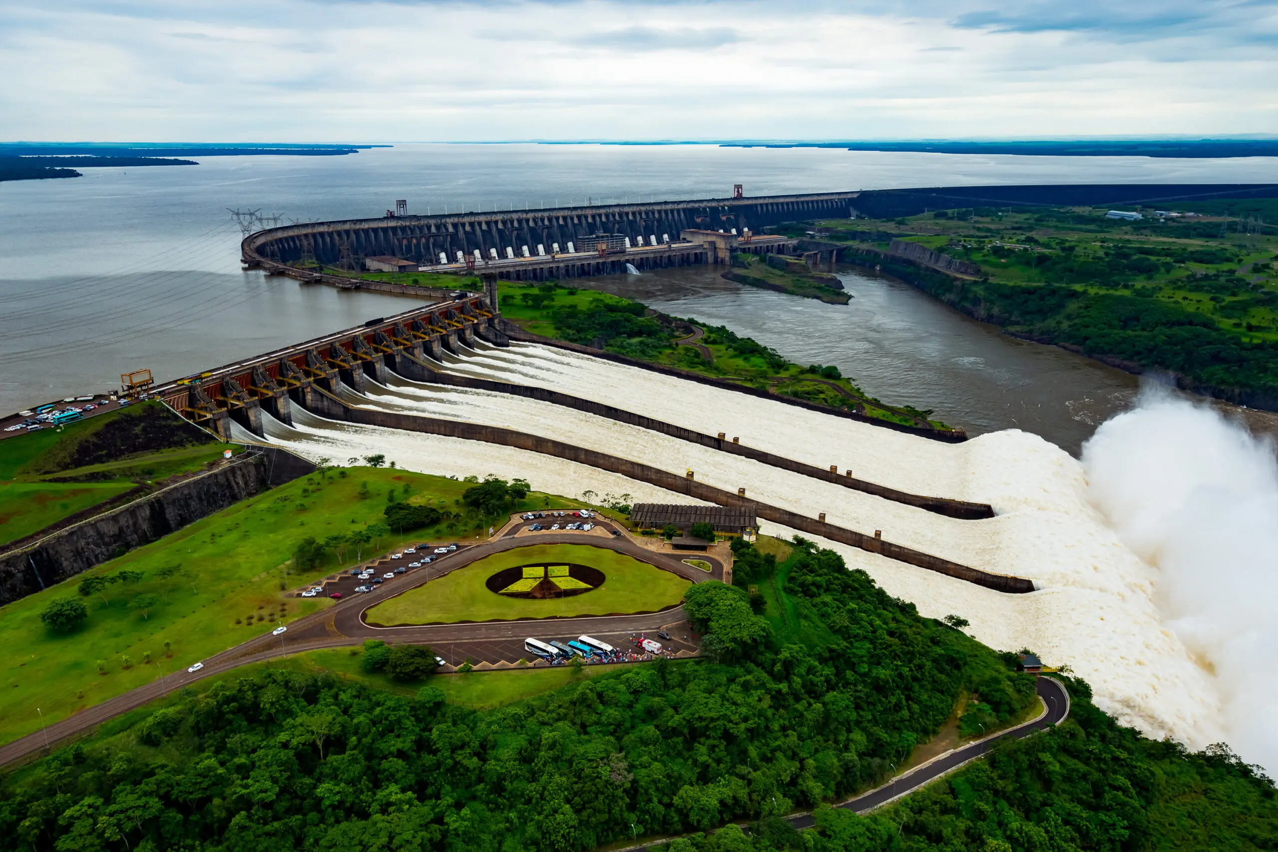 Itaipu produz energia elétrica constante, ajudando a equilibrar o sistema elétrico do Brasil diante de riscos crescentes.
