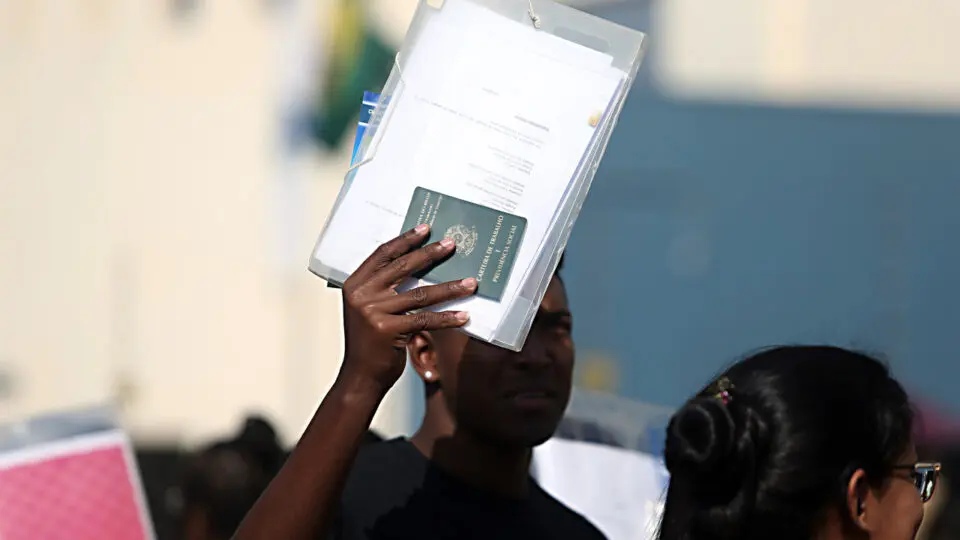 Postos de trabalho em cooperativas marcam recomeço da vida de imigrantes e refugiados no Paraná.