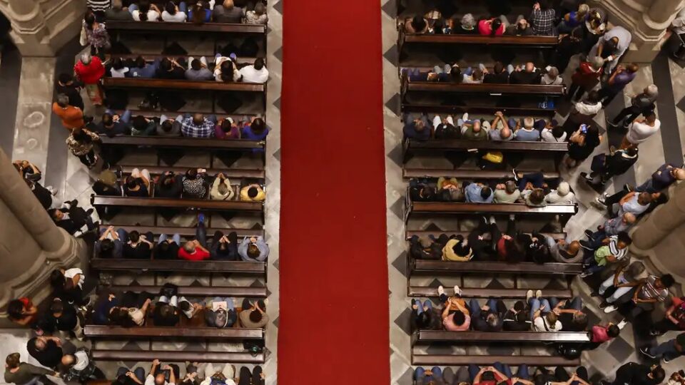 Igreja de Fortaleza proíbe que fiéis incluam orações por políticos na missa 