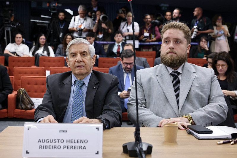 Augusto Heleno e seu advogado, Matheus Milanez, durante julgamento da Ação Penal nº 2668 (núcleo 1).