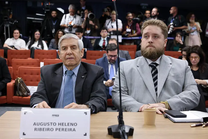 Augusto Heleno e seu advogado, Matheus Milanez, durante julgamento da Ação Penal nº 2668 (núcleo 1).