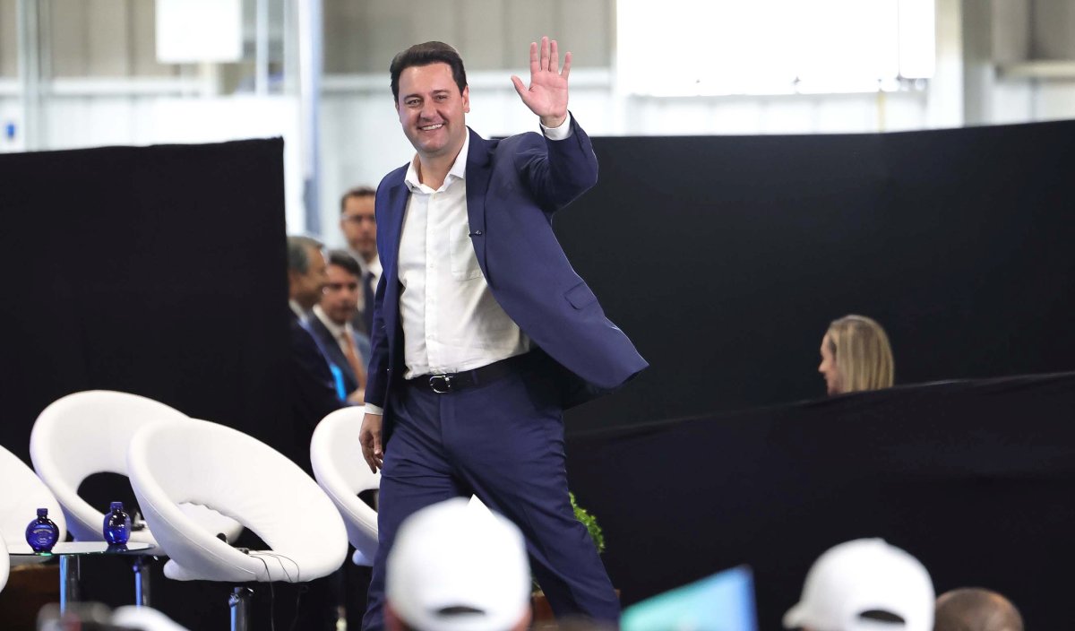 Ratinho Junior foi ovacionado em evento da Renault Geely.