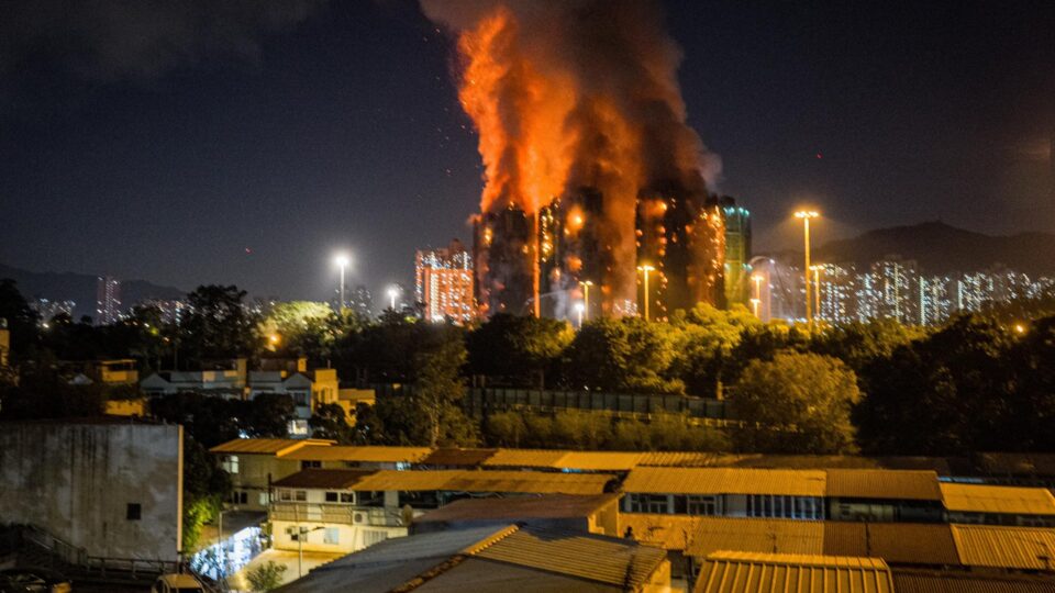 Milhares de moradores, centenas de desaparecidos: o que se sabe sobre a tragédia em condomínio de Hong Kong