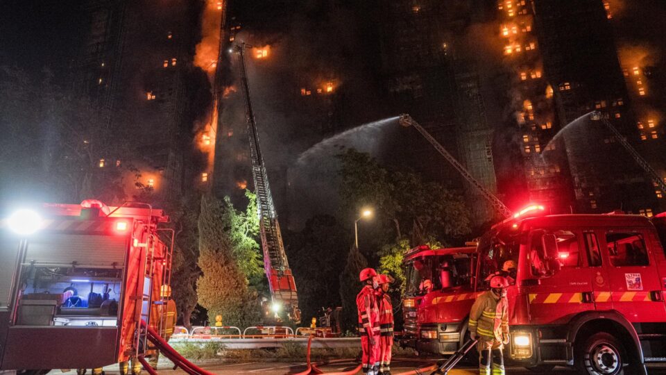 Autoridades investigam negligência de empreiteira em tragédia de Hong Kong