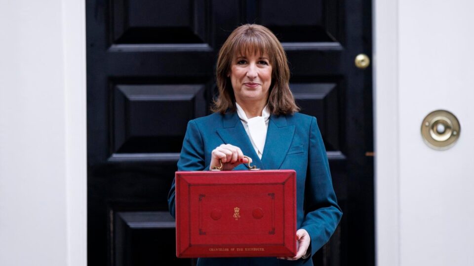 Governo trabalhista do Reino Unido eleva impostos para o maior patamar desde a Segunda Guerra Mundial