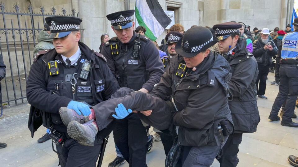 Manifestantes pró-Palestina são detidos pela polícia durante ato em Londres