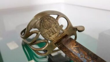 Presente de Dom Pedro II, espada histórica é guardada por museu em Santa Catarina